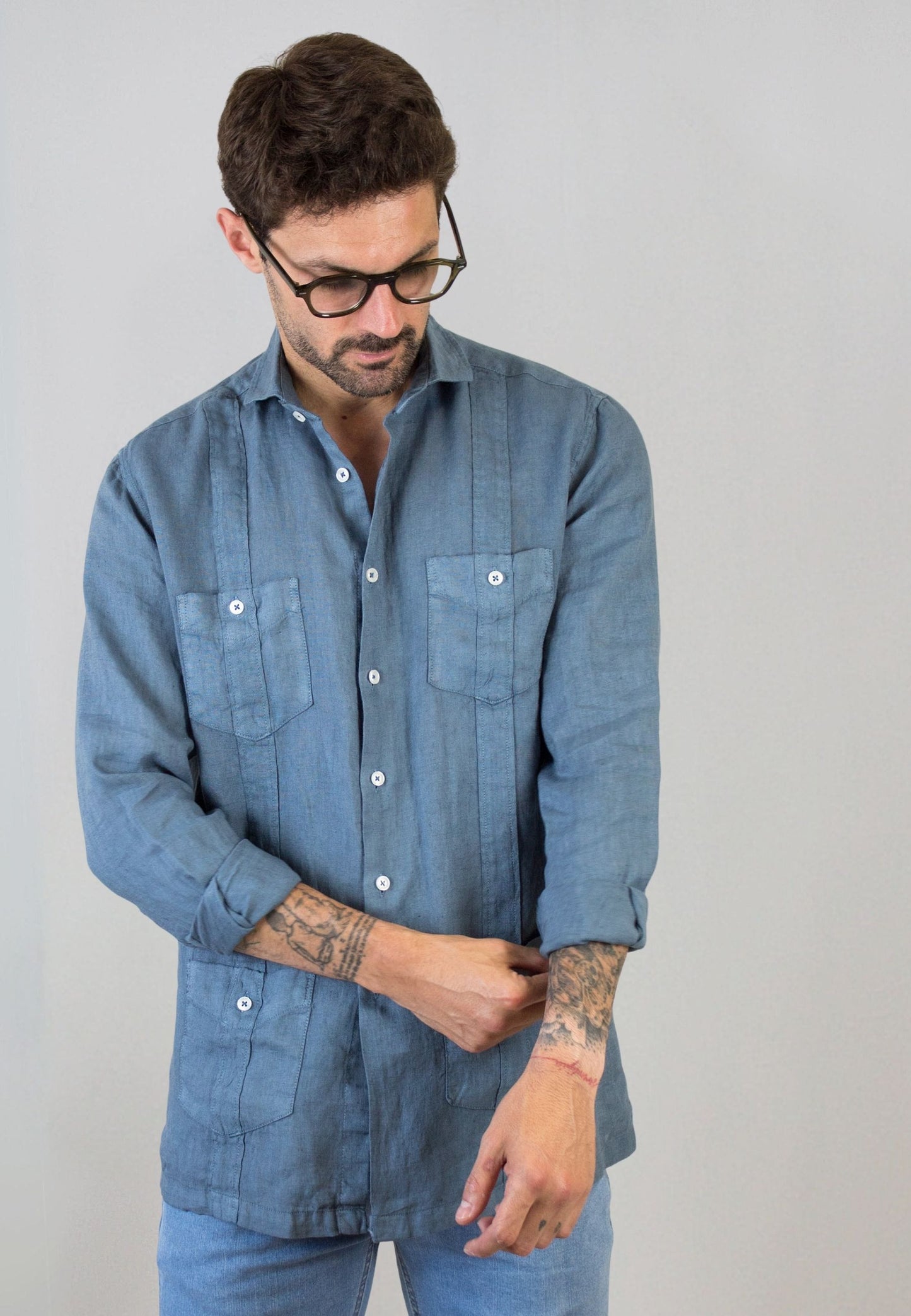 Camisa guayabera de lino azul grisáceo