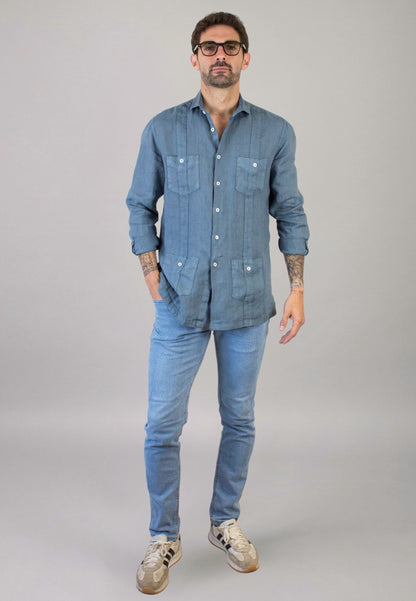 Camisa guayabera de lino azul grisáceo