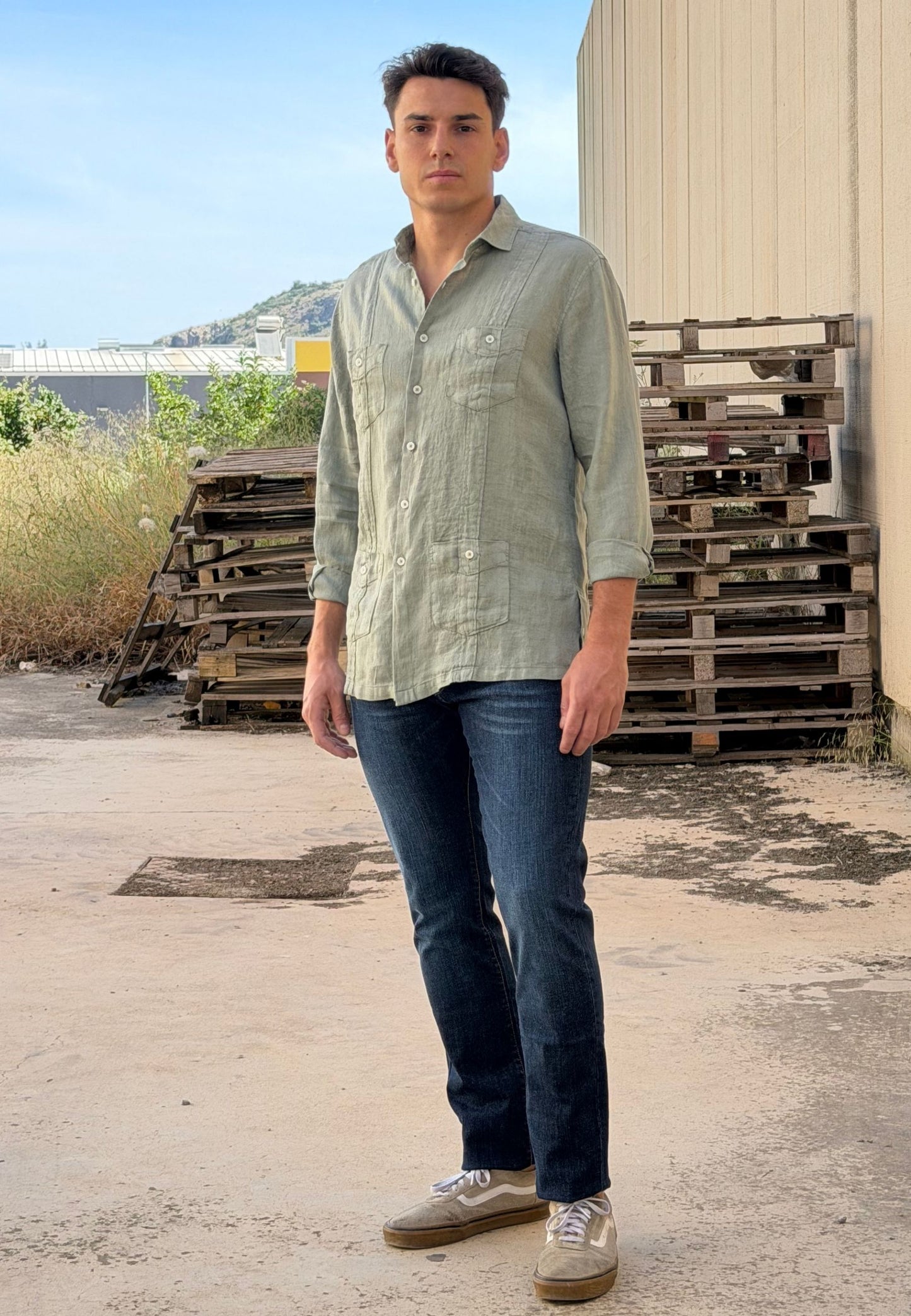 Camisa guayabera de lino oliva