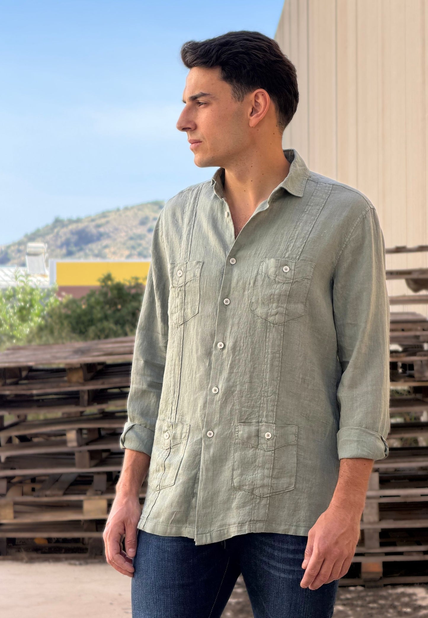 Camisa guayabera de lino oliva