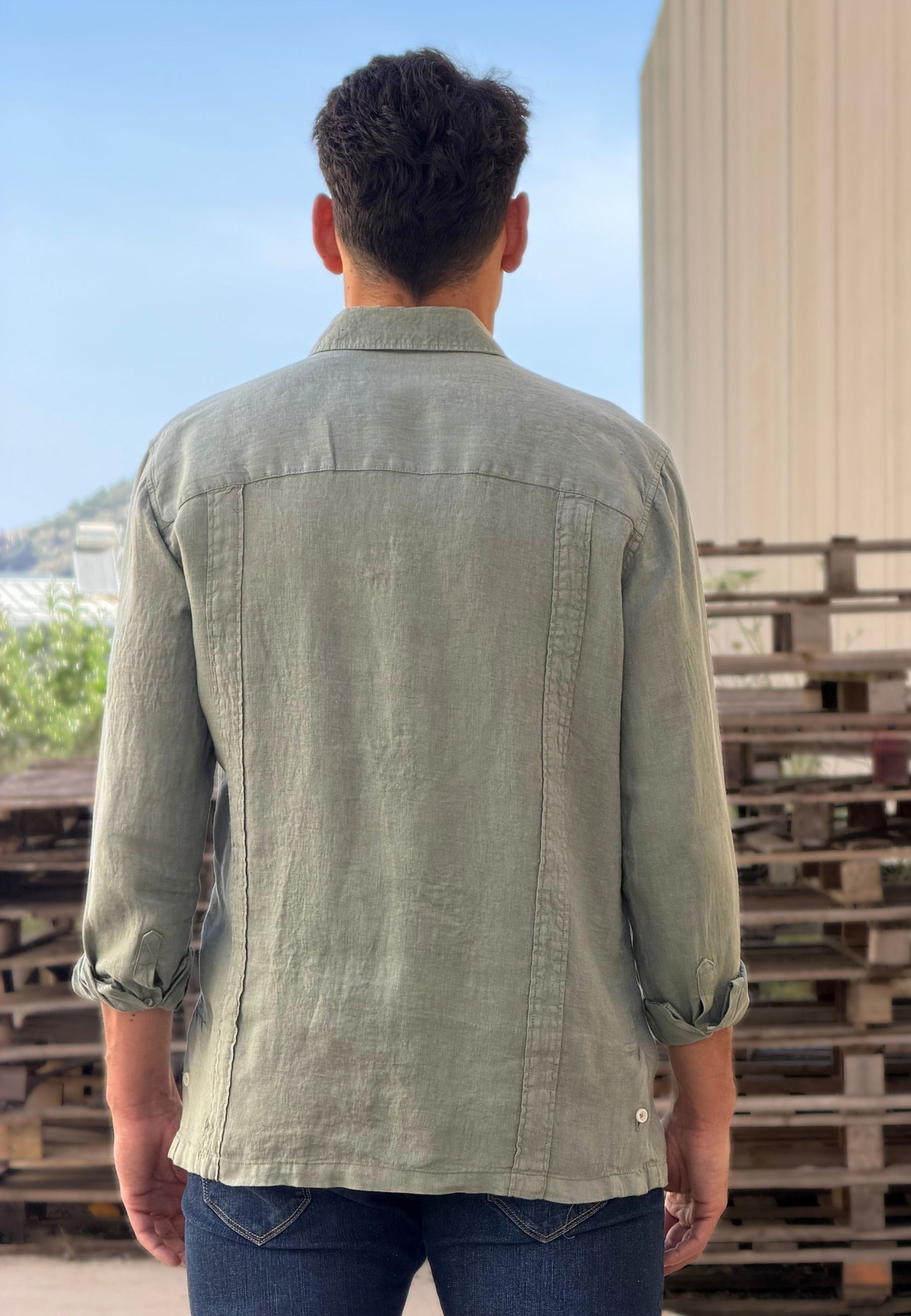 Camisa guayabera de lino oliva