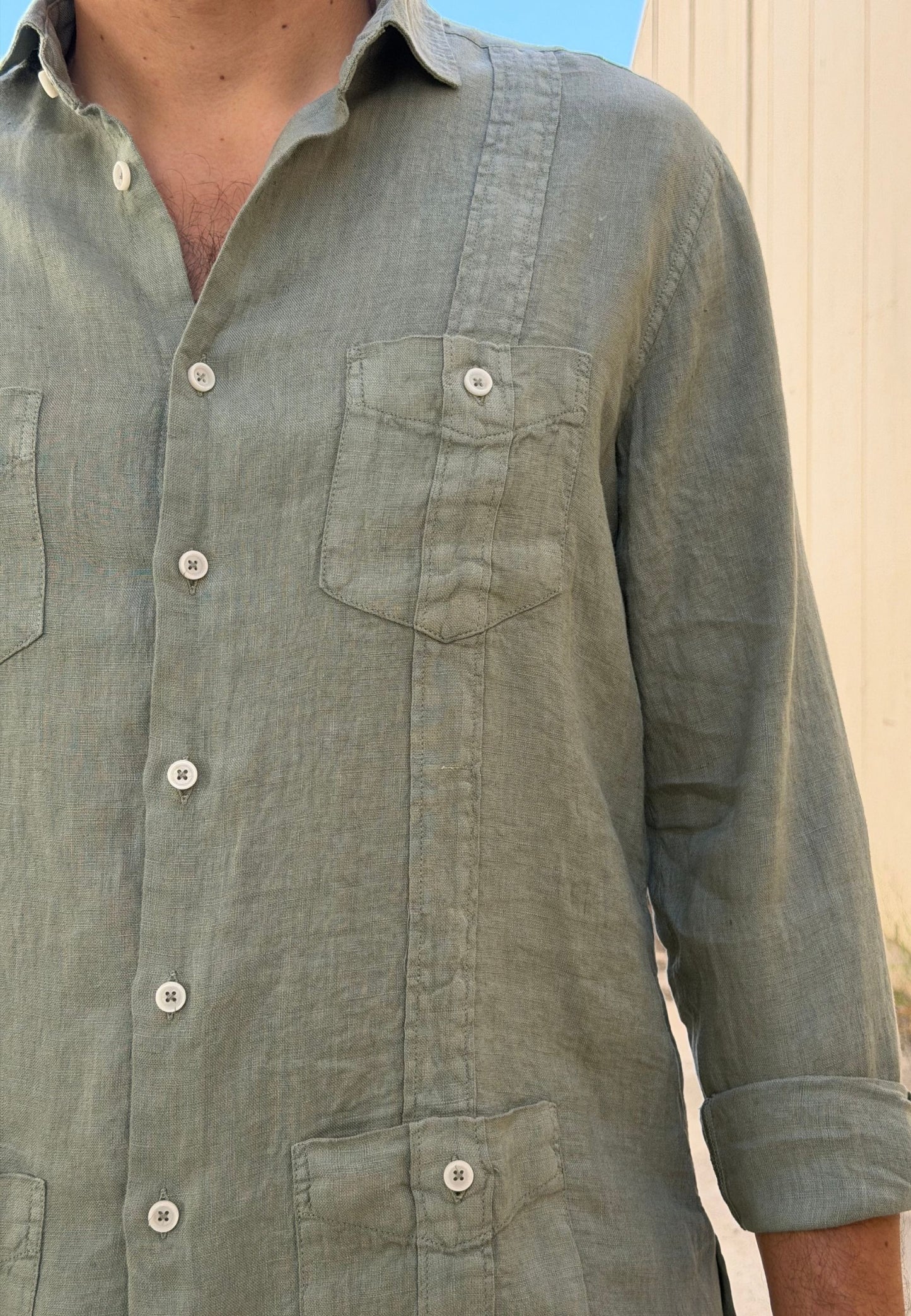 Camisa guayabera de lino oliva