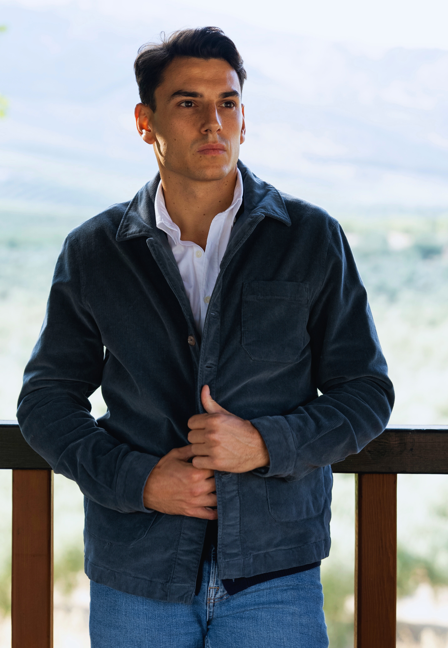 Sobrecamisa de pana gris con bolsillos