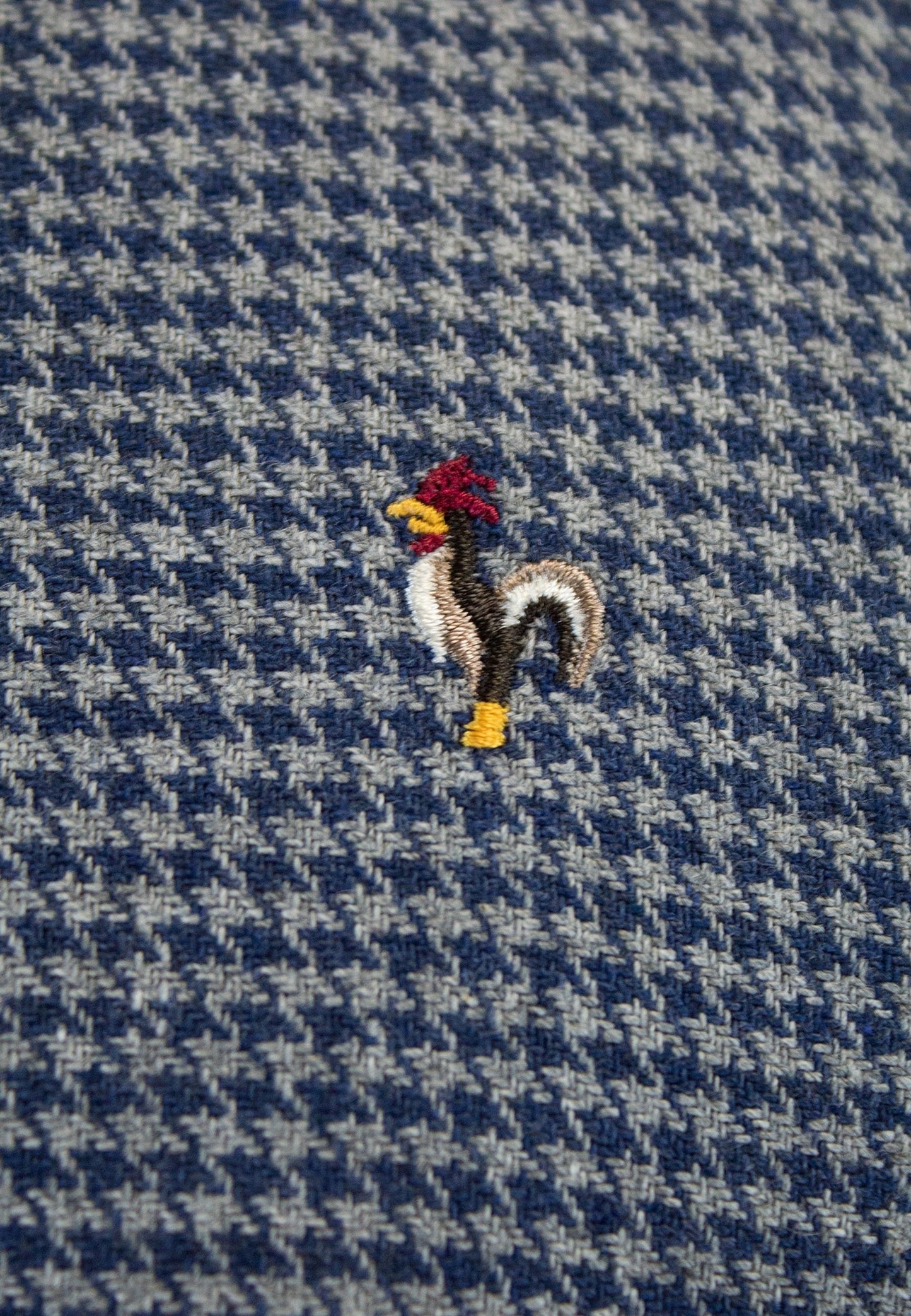 Camisa en pata de gallo gris oscuro