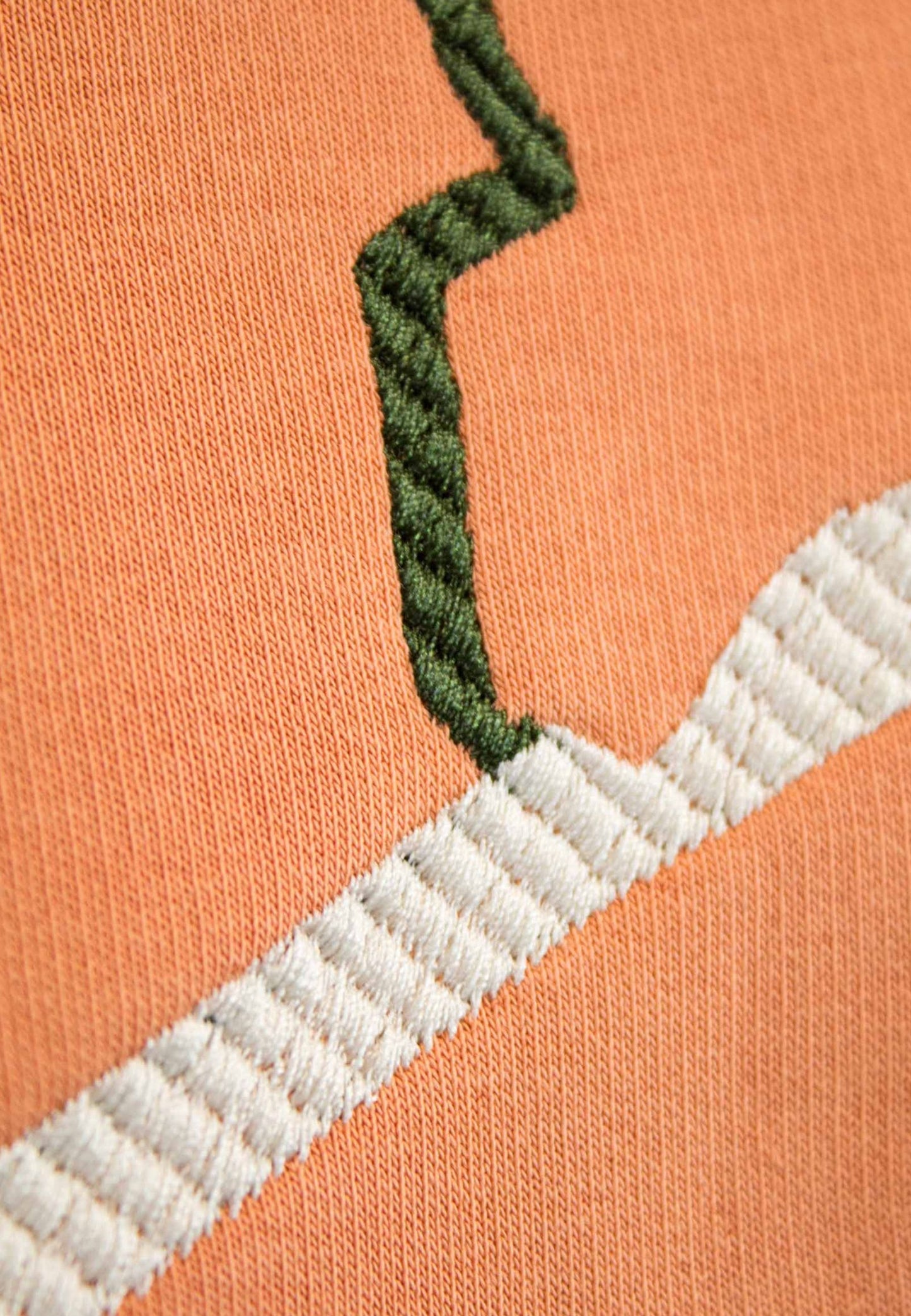 Sudadera naranja con perfil bordado