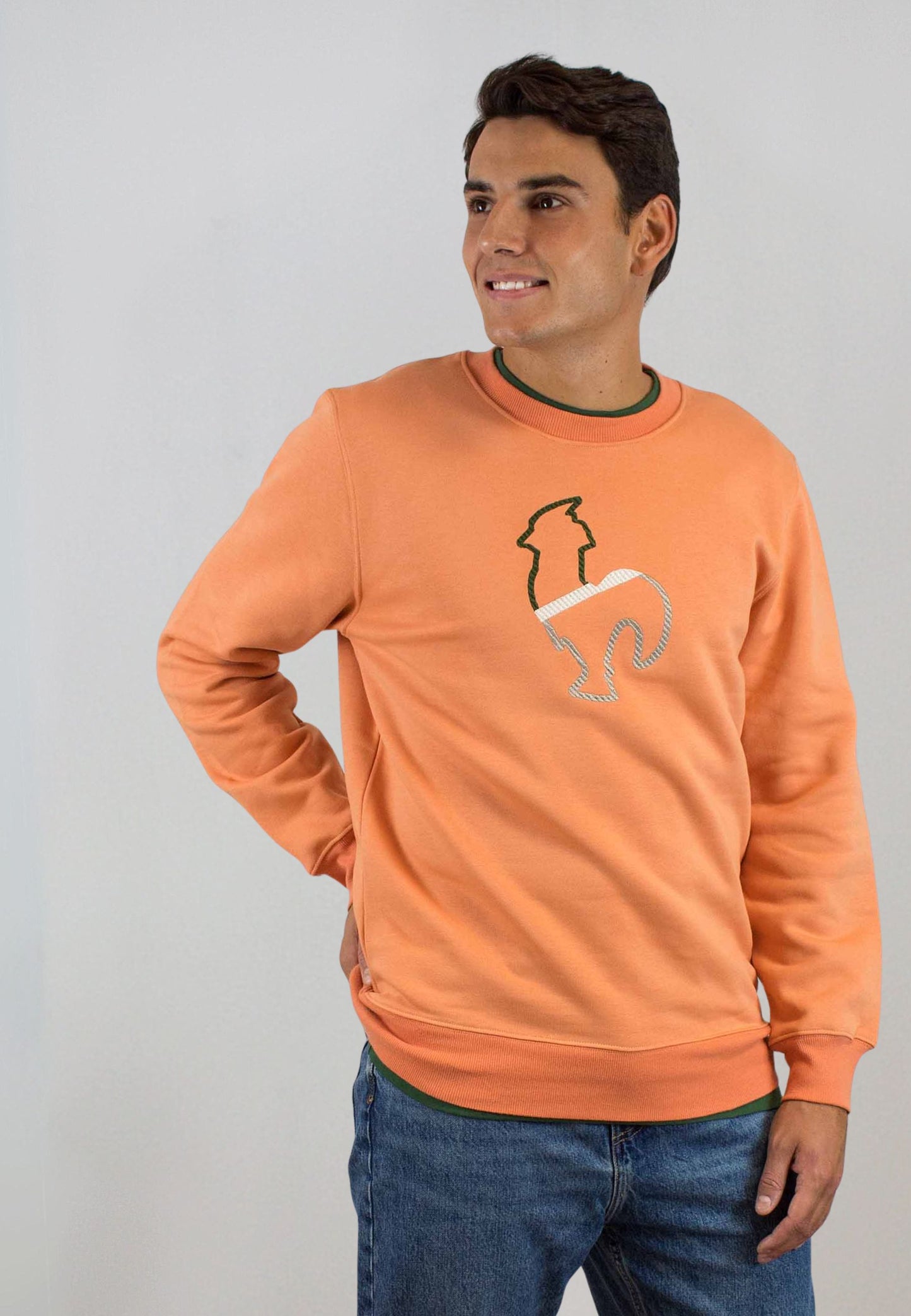 Sudadera naranja con perfil bordado