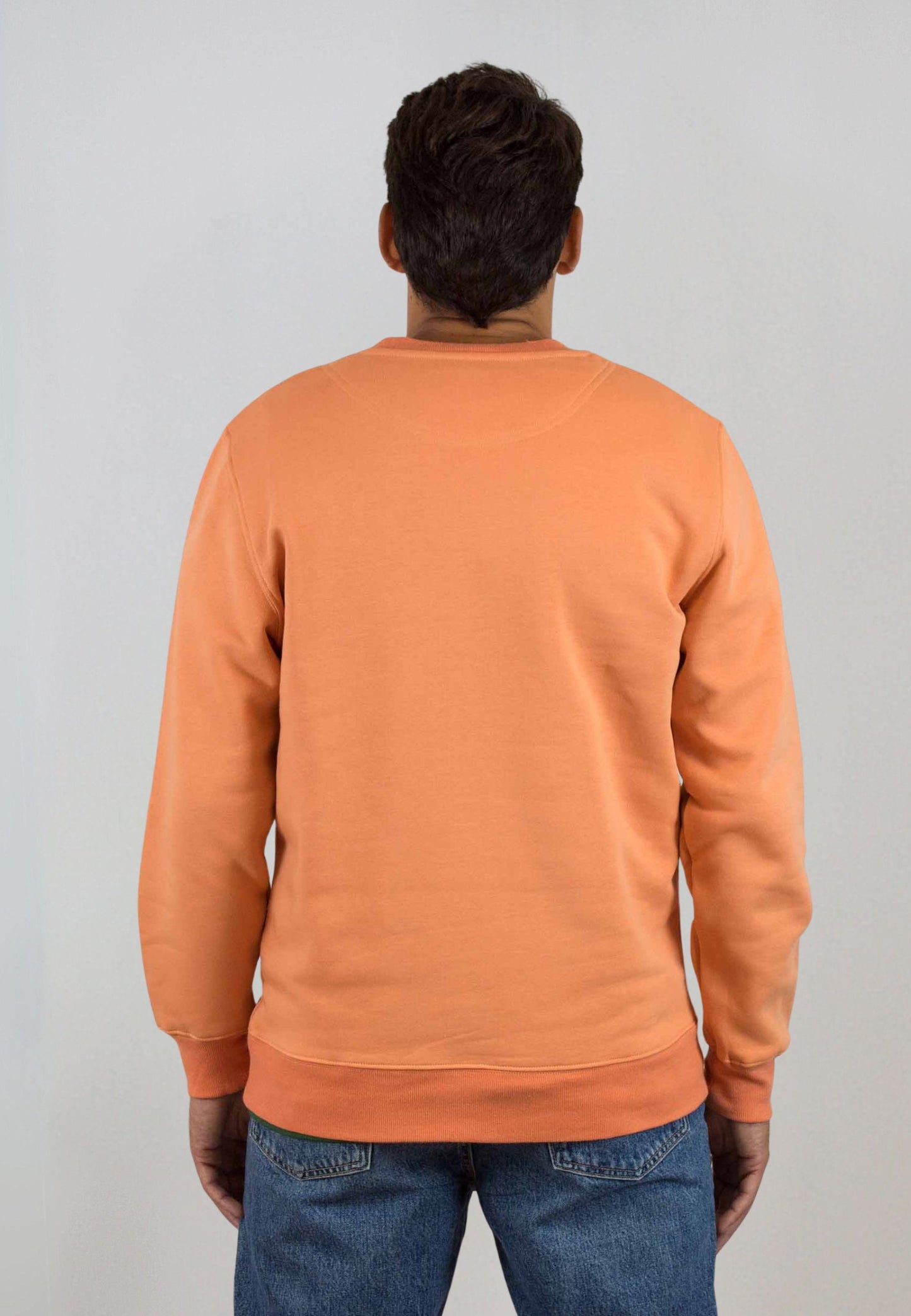 Sudadera naranja con perfil bordado