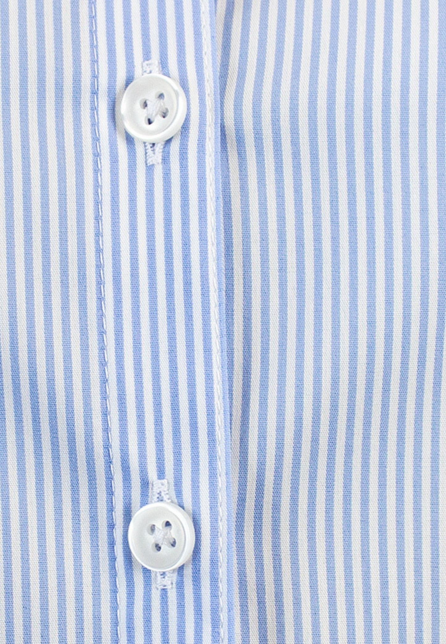Camisa de rayas celestes y cuello blanco