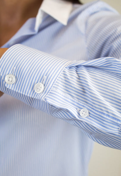 Camisa de rayas celestes y cuello blanco