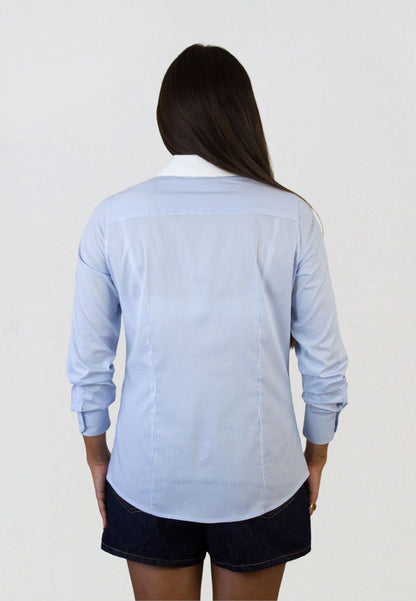 Camisa de rayas celestes y cuello blanco