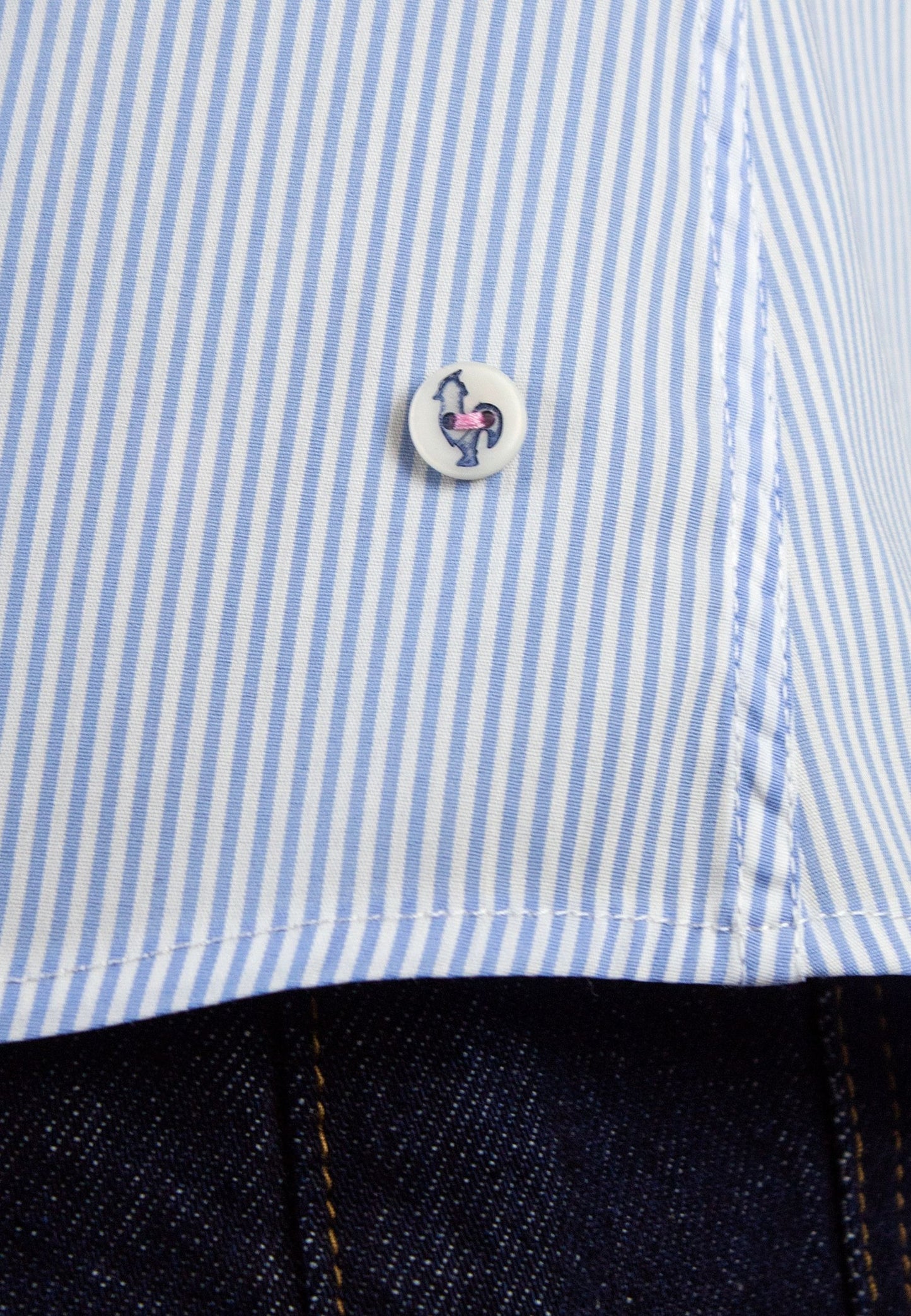 Camisa de rayas celestes y cuello blanco