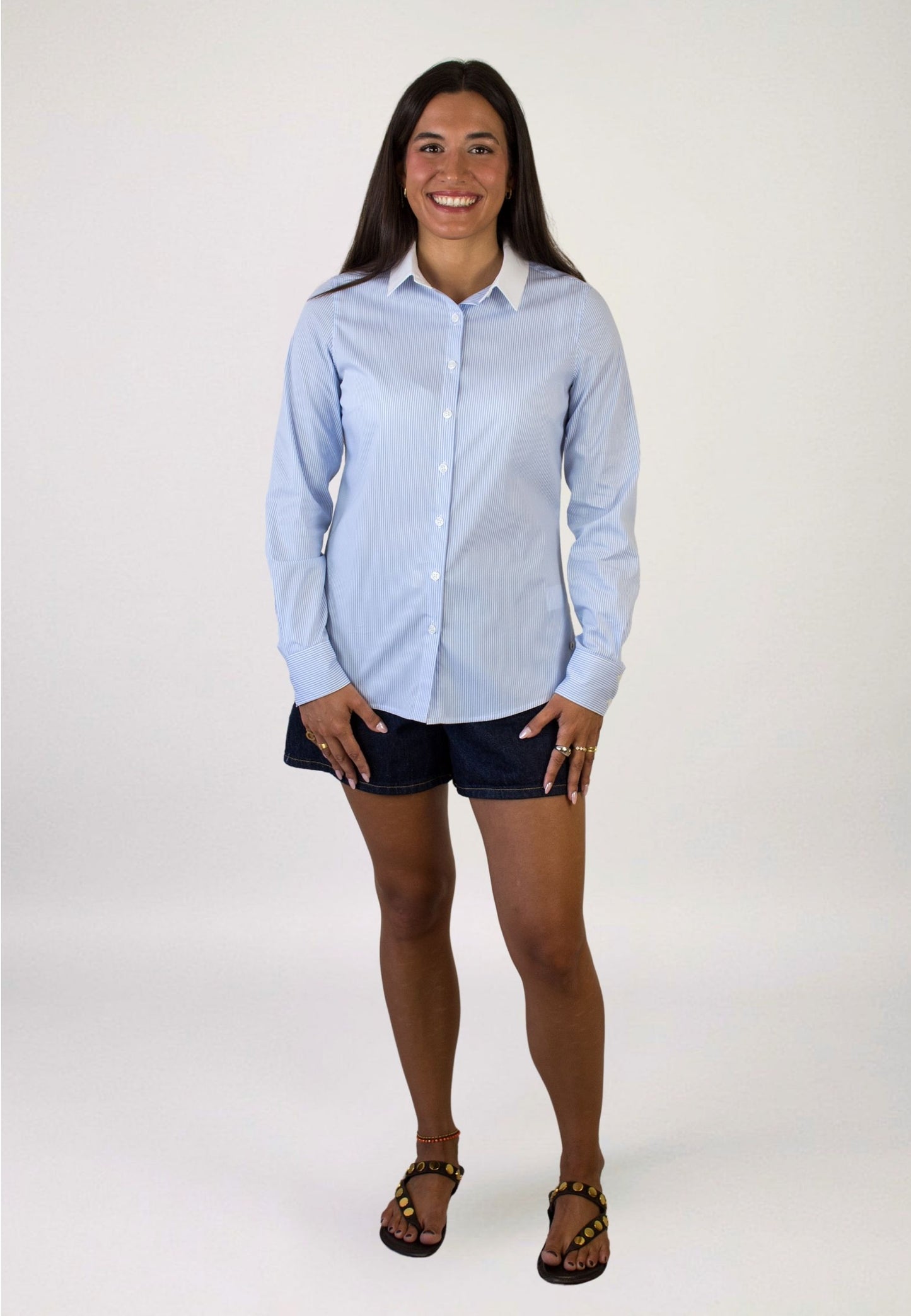 Camisa de rayas celestes y cuello blanco
