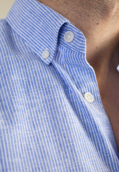 Camisa de rayas de lino azul y blanco