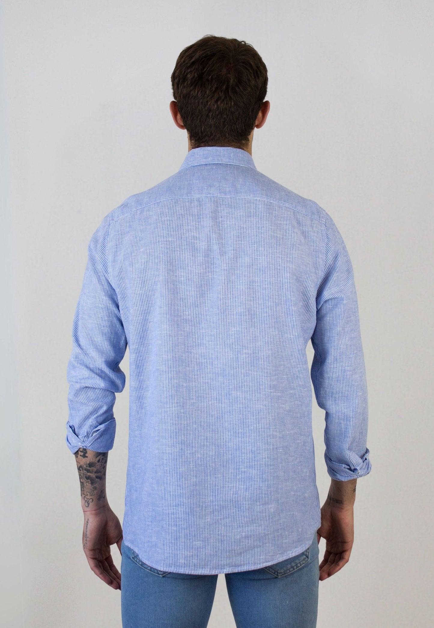 Camisa de rayas de lino azul y blanco