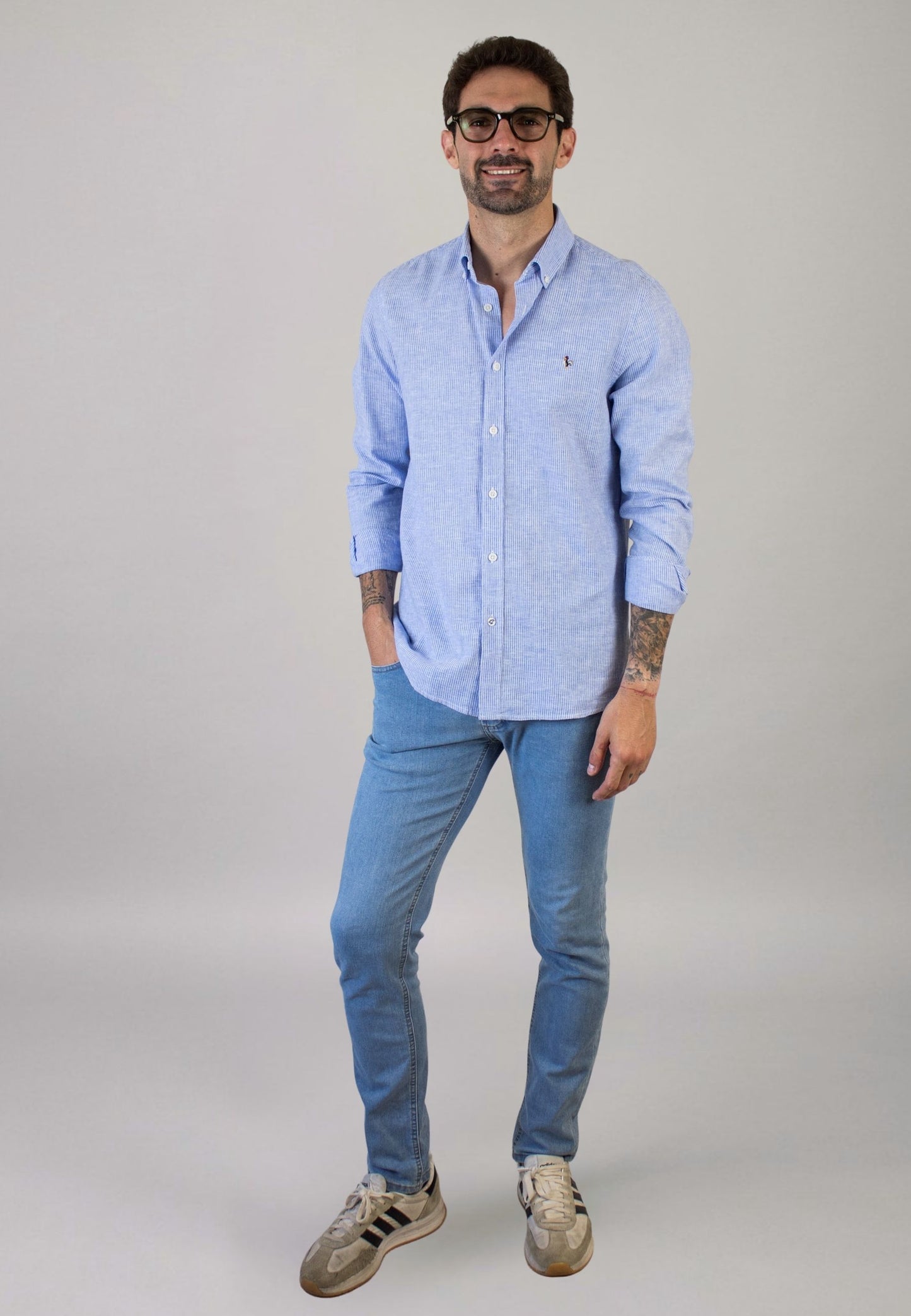 Camisa de rayas de lino azul y blanco