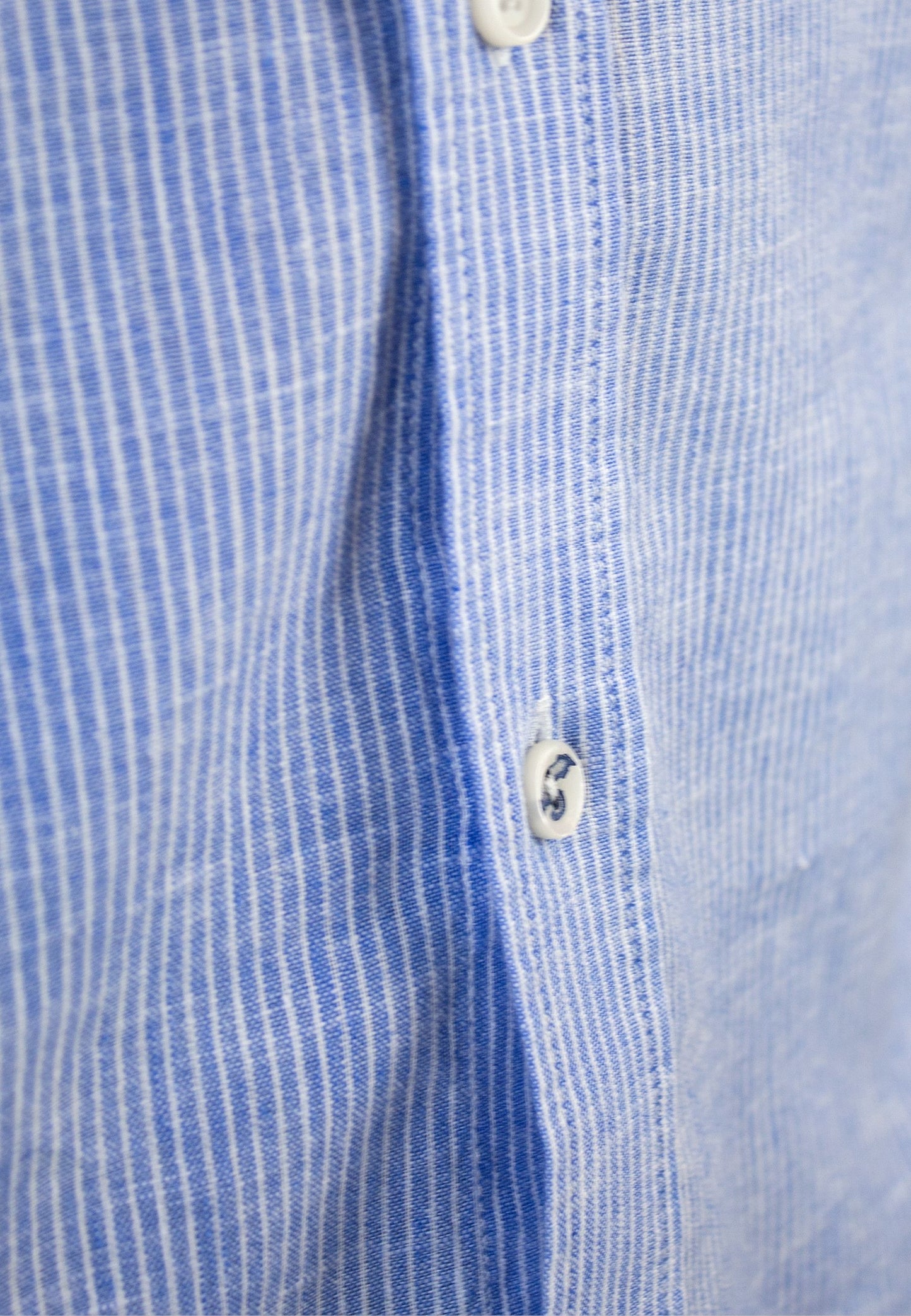 Camisa de rayas de lino azul y blanco