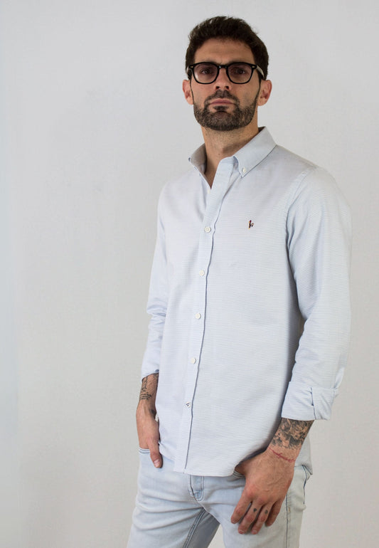 Camisa de rayas horizontales celeste