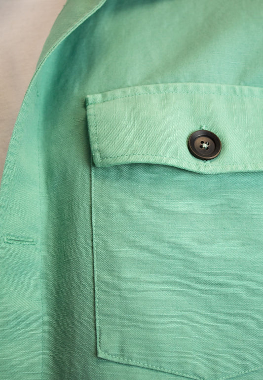Sobrecamisa con lino verde y bolsillos