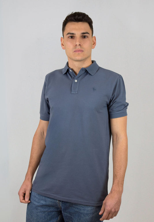 Polo al tono gris azulado de manga corta