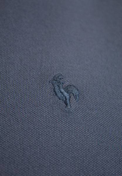 Polo al tono gris azulado de manga corta