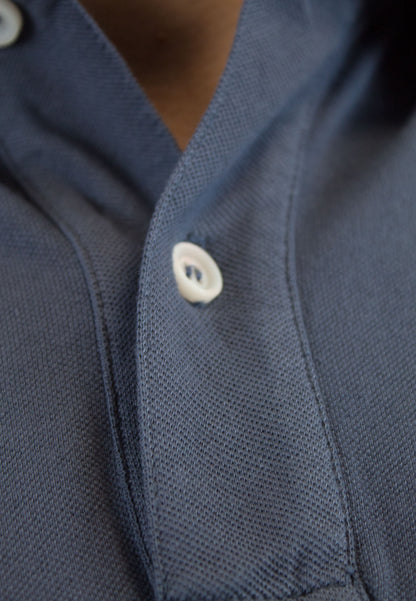 Polo al tono gris azulado de manga corta