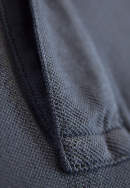 Polo al tono gris azulado de manga corta