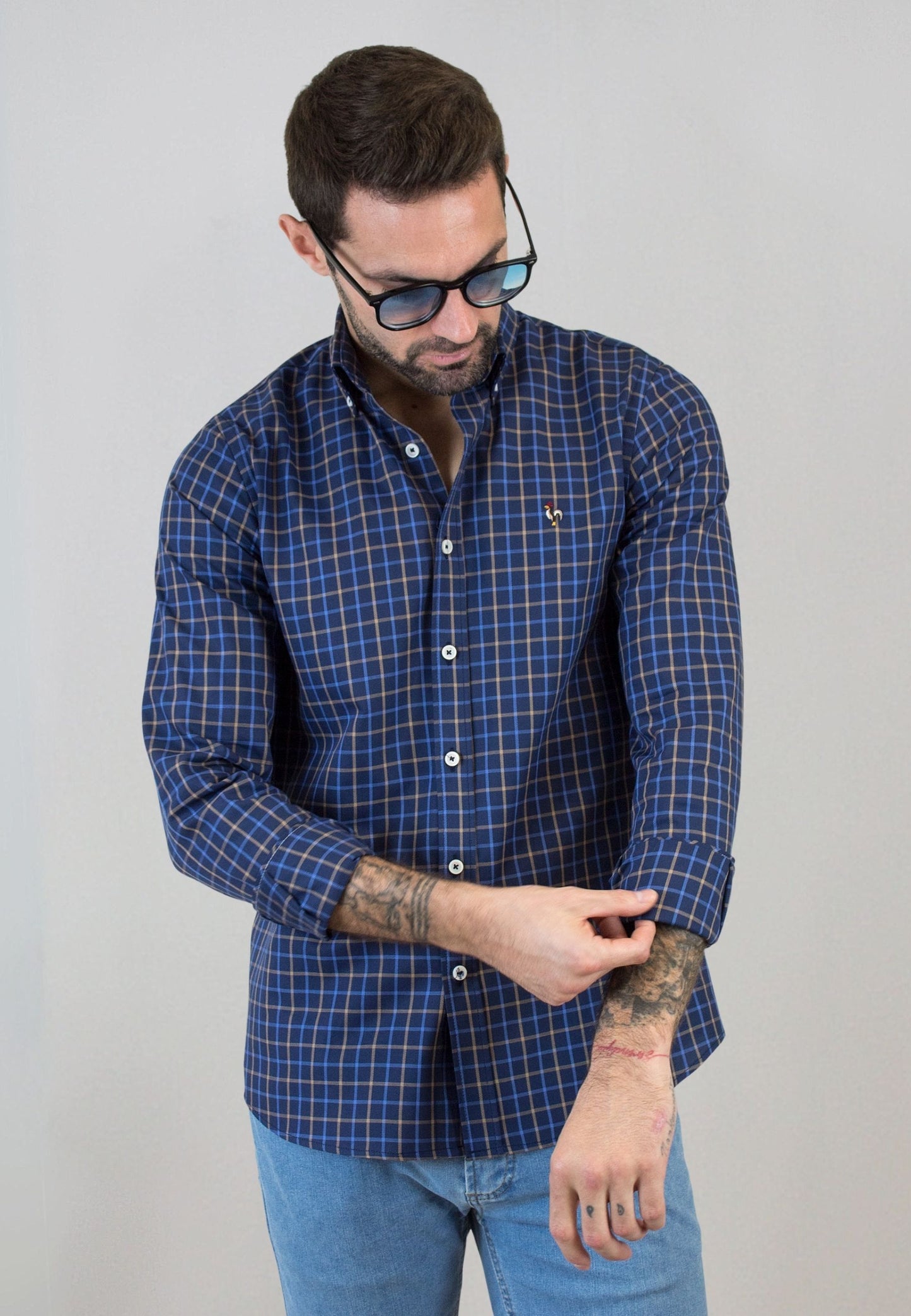 Camisa de cuadros azules y marrones