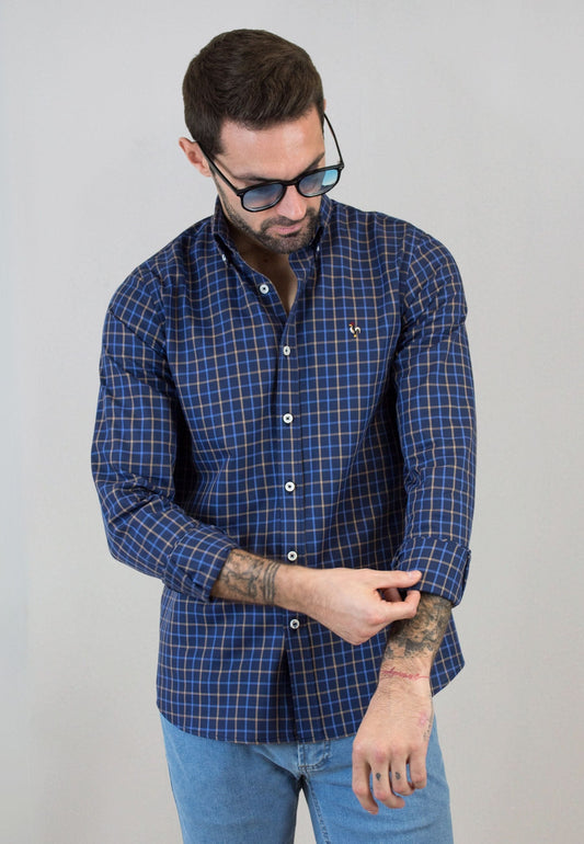 Camisa de cuadros azules y marrones