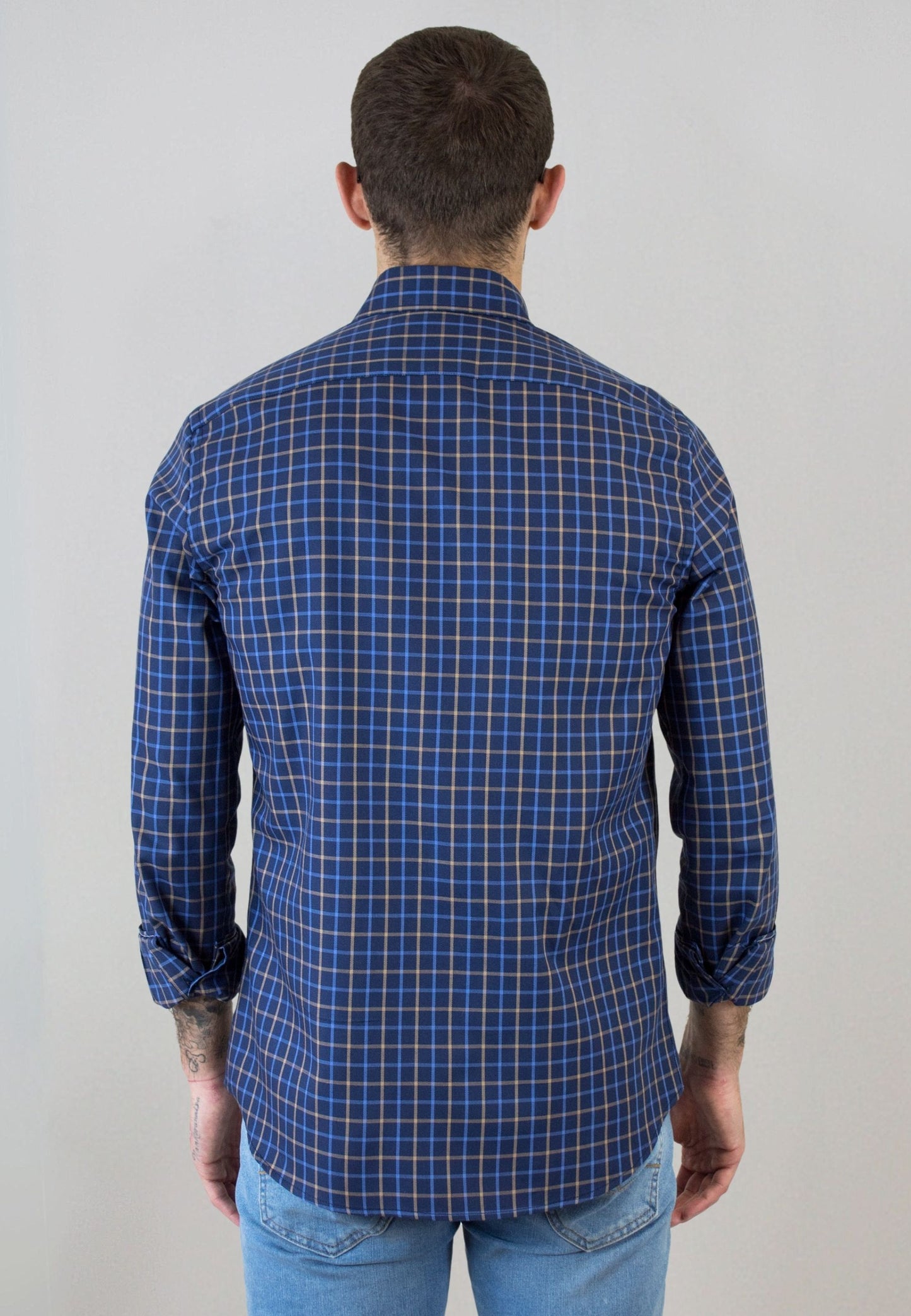 Camisa de cuadros azules y marrones