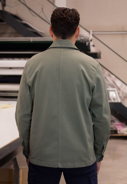 Sobrecamisa en sarga kaki con bolsillos