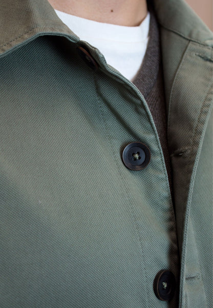 Sobrecamisa en sarga kaki con bolsillos