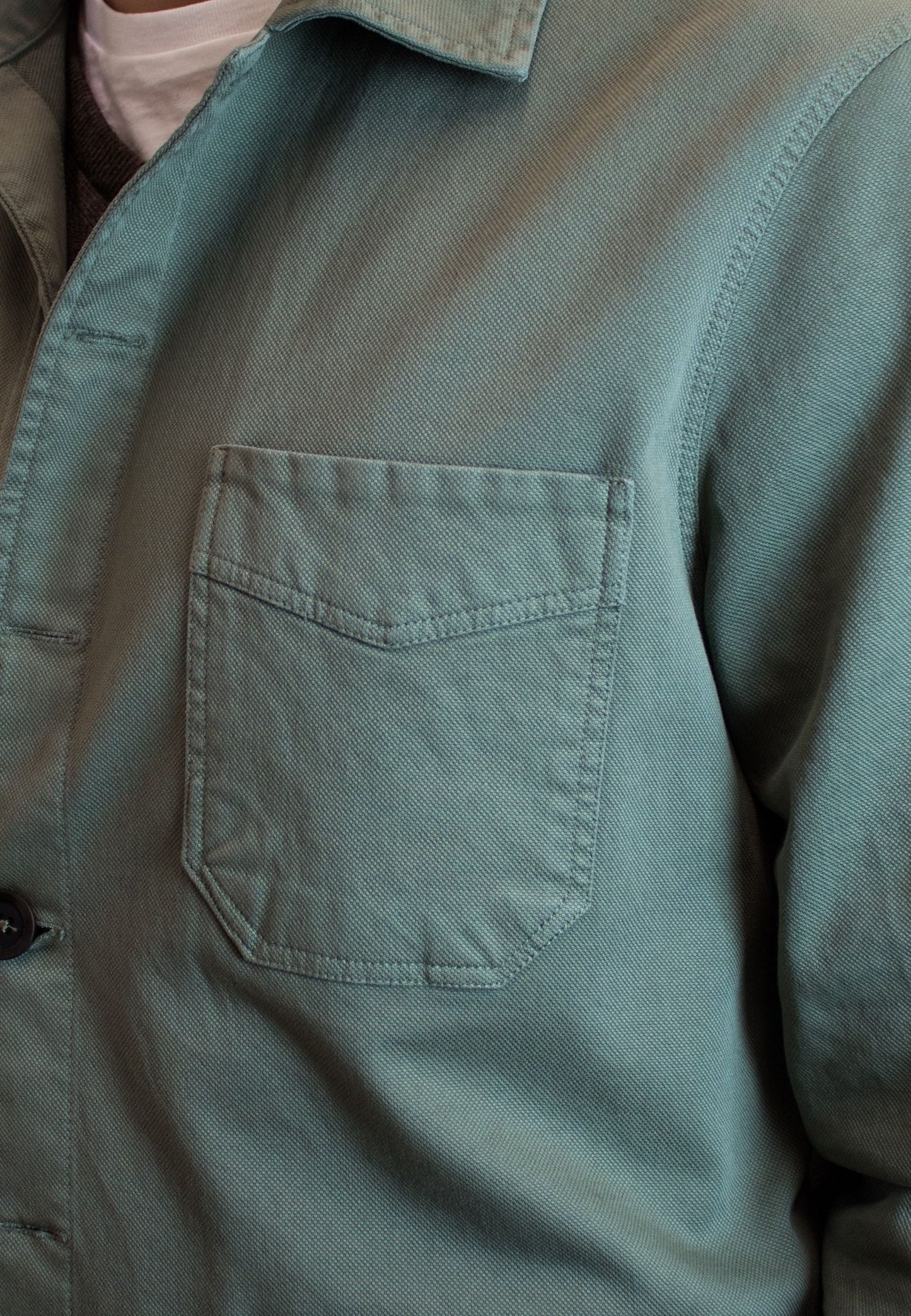 Sobrecamisa en sarga kaki con bolsillos