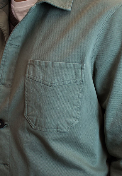 Sobrecamisa en sarga kaki con bolsillos