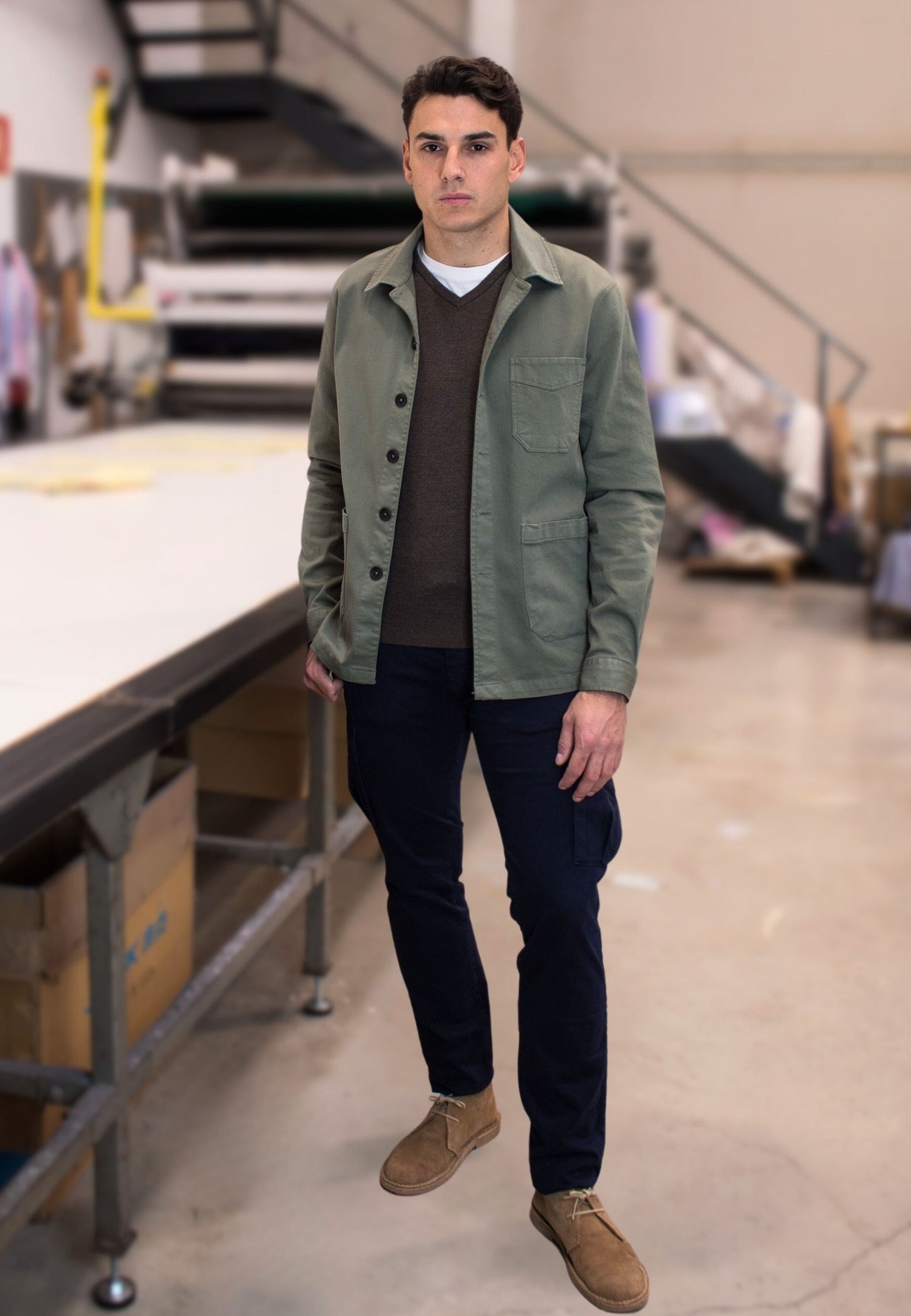 Sobrecamisa en sarga kaki con bolsillos