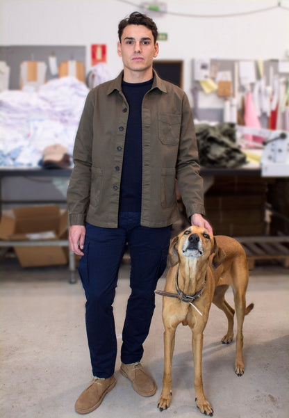 Sobrecamisa en sarga tostado con bolsillos