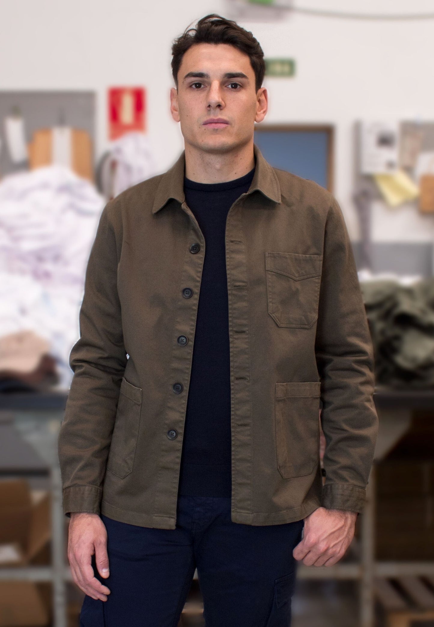 Sobrecamisa en sarga tostado con bolsillos