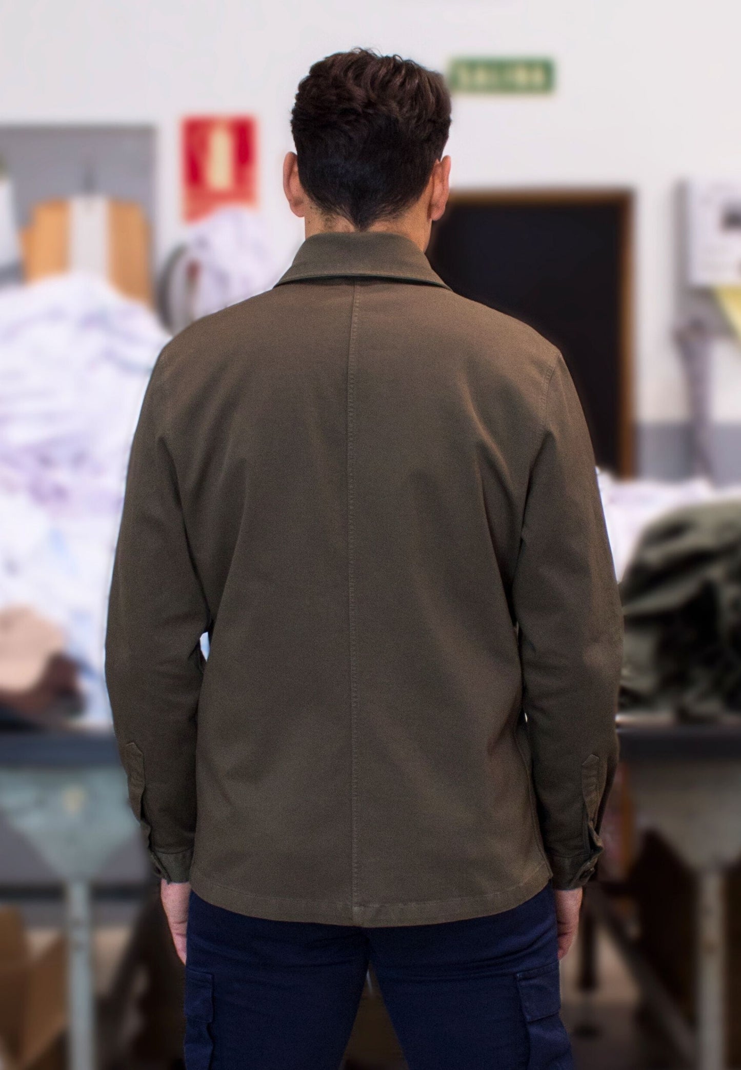 Sobrecamisa en sarga tostado con bolsillos