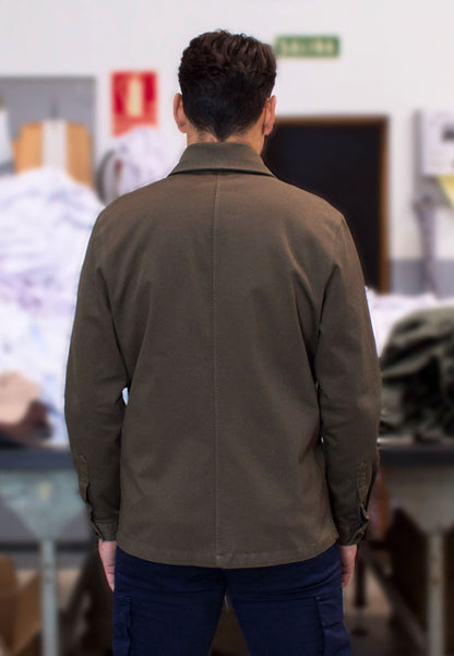 Sobrecamisa en sarga tostado con bolsillos