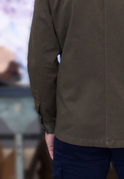 Sobrecamisa en sarga tostado con bolsillos