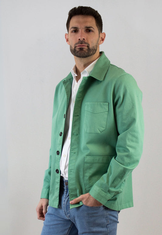 Sobrecamisa en sarga verde con bolsillos