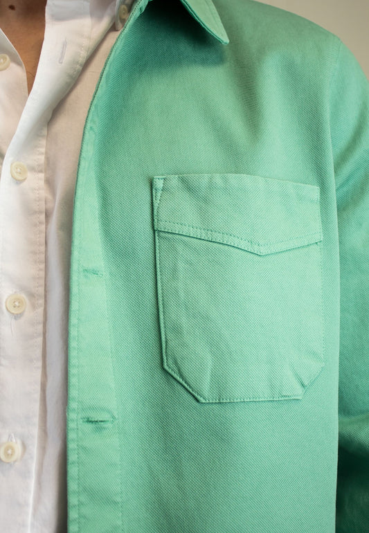 Sobrecamisa en sarga verde con bolsillos