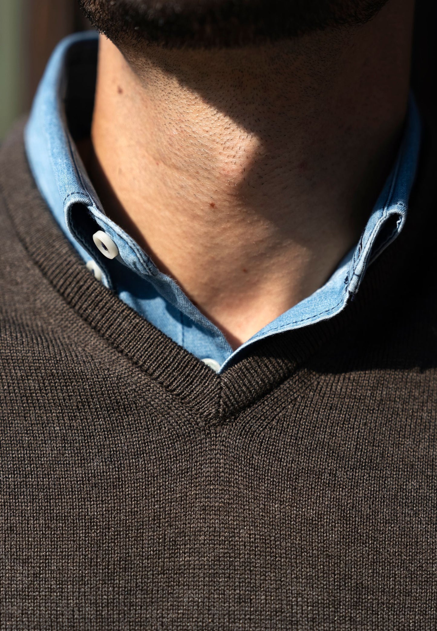 Jersey de pico marrón con lana