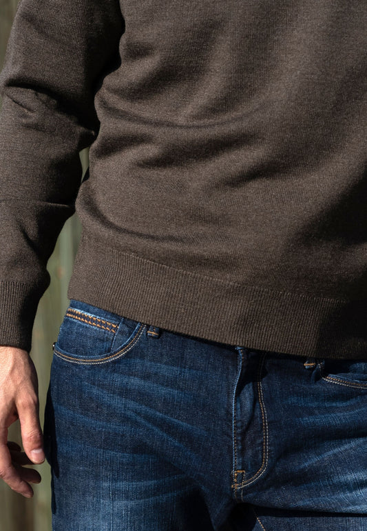 Jersey de pico marrón con lana