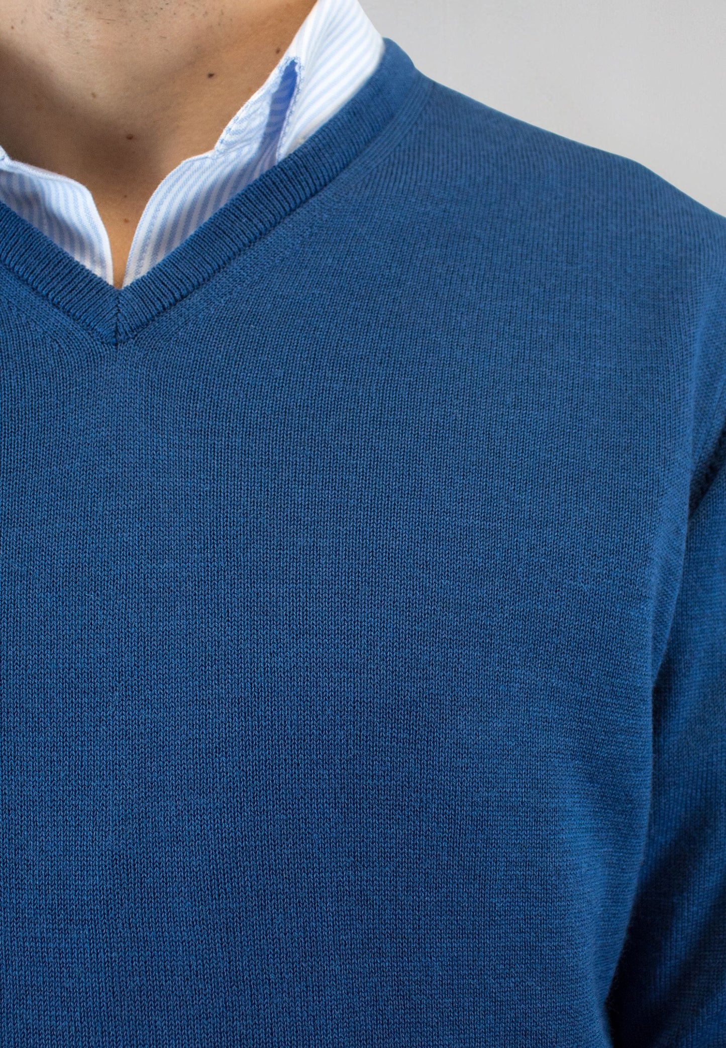 Jersey de pico azul con lana