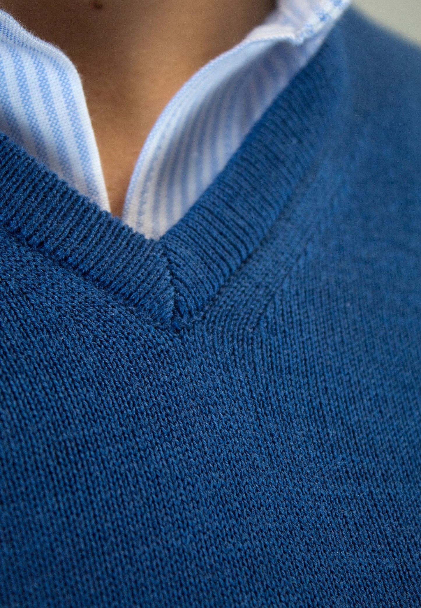 Jersey de pico azul con lana