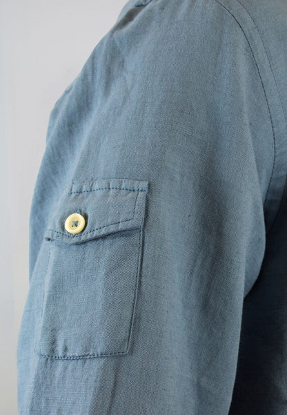 Polera de lino azul grisáceo tres botones