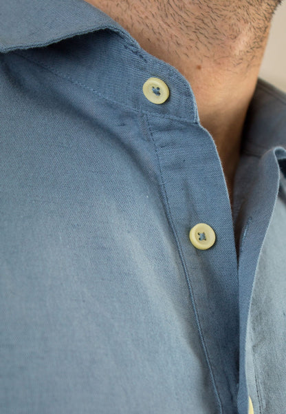 Polera de lino azul grisáceo tres botones
