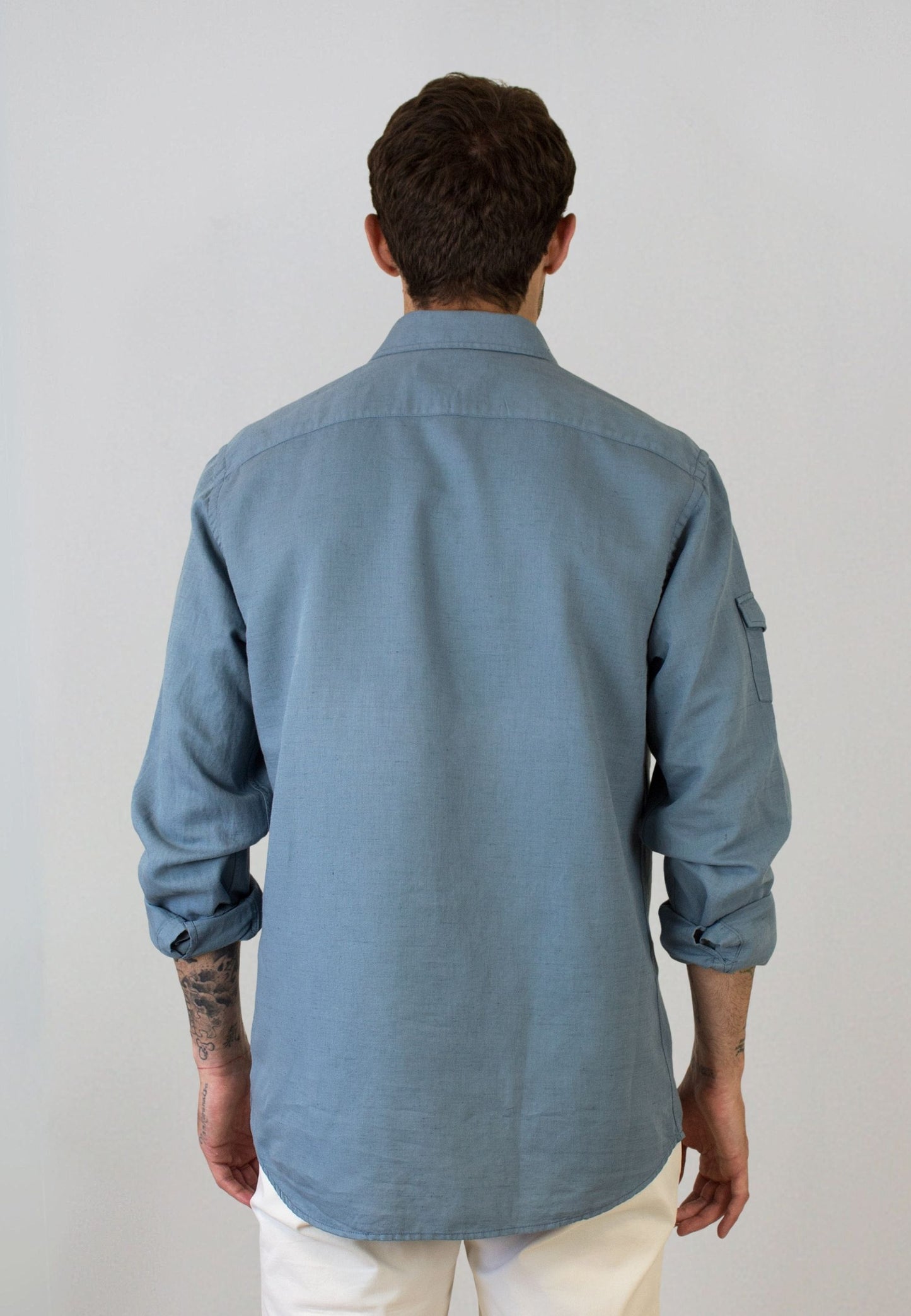 Polera de lino azul grisáceo tres botones