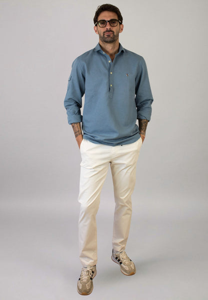 Polera de lino azul grisáceo tres botones
