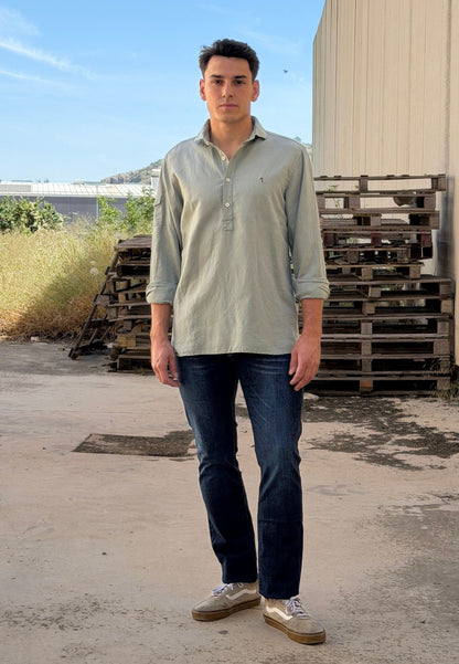 Polera de lino oliva tres botones